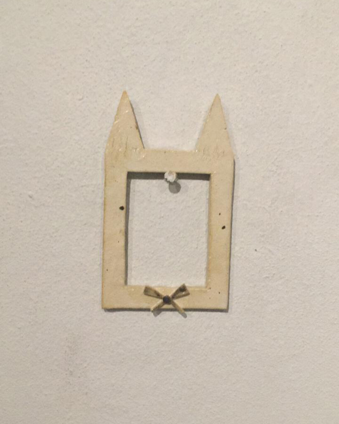 Ceramic frame "cat with a bow tie" by me (2023)
